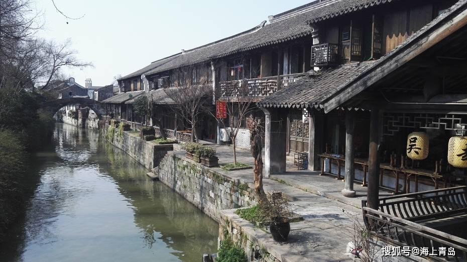 南方小土豆去东北旅游找警察蜀黍拍照留念 网友:要不是比耶,我还以为被绑架了